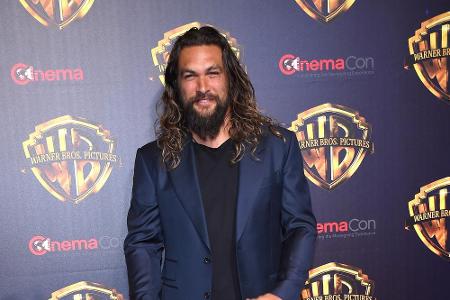 Mit 1,93 Metern ist Schauspieler Jason Momoa (40) ein wahrer Gigant. Kein Wunder also, dass der durchtrainierte Hawaiianer r...