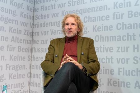 Im Fernsehen wirkt Thomas Gottschalk (69) oft kleiner als er ist. Denn mit 1,92 Meter gehört der Entertainer zu den Größten ...