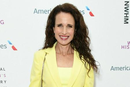 Andie MacDowell ist mit ihren 61 Jahren noch gefragt in Hollywood und begeistert immer wieder mit ihrem Aussehen. Seit viele...