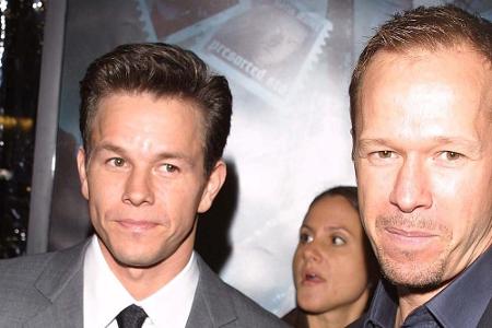 Mark Wahlberg (li.) zählt zu den bekanntesten Schauspielern Hollywoods. Sein älterer Bruder Donnie machte zunächst musikalis...
