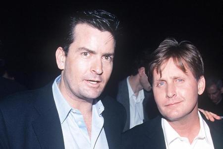 Im Gegensatz zu Charlie Sheen (l.) hat Emilio Estevez seinen Familiennamen auch als Künstler beibehalten. Emilio drehte zahl...