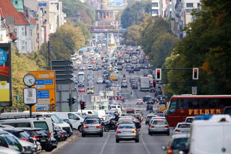 Auf deutsche Autofahrer kommen 2020 viele neue Regeln im Straßenverkehr zu. Das betrifft das Parken an Kreuzungen, das Halte...