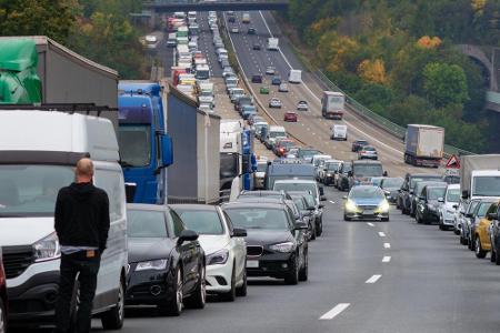 Keine Rettungsgasse zu bilden, kostet aktuell 200 Euro und zwei Punkte. Künftig gibt es noch einen Monat Fahrverbot, beim Du...