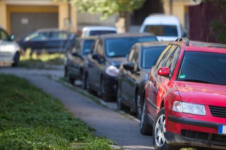 Das Parken auf Rad- und Gehwegen kostet die Autohalter im neuen Jahr ebenfalls 55 Euro. Bei Behinderung kommt noch ein Punkt...