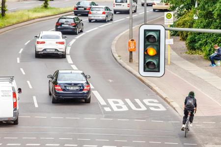 Manche Busspuren werden künftig mit einem Verkehrsschild ausgestattet, auf dem drei Personen in einem Auto zu sehen sind. Da...