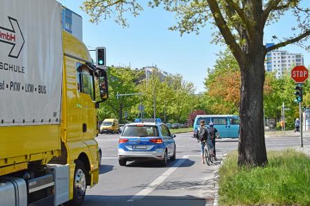 Will ein LKW innerorts abbiegen, darf er das ab Januar 2020 nur noch mit Schrittgeschwindigkeit. Diese liegt zwischen 7 und ...