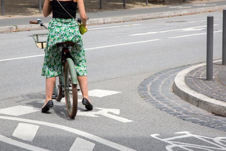 Direkt an einer Kreuzung oder Einmündung darf man nicht parken. Doch gibt es einen durch ein Verkehrszeichen gekennzeichnete...