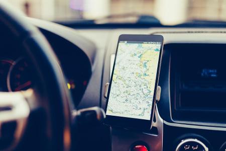 Sogenannte Blitzer-Apps und Radarwarner, die auf Radarfallen hinweisen, sind künftig auf Smartphones und Navigationsgeräten ...