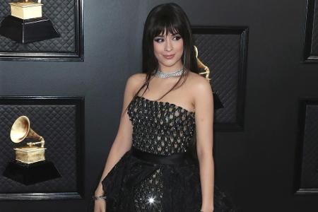 Camila Cabello (22) erschien im Vokuhila-Kleid. Die Versace-Robe bestach mit einer diamantbesetzten Korsage sowie einem ausl...