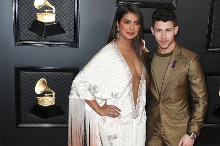 Fransen, Schleppe, Glitzersteine und ein Ausschnitt bis zum Bauchnabel: Schauspielerin Priyanka Chopra (37) gab in ihrer Rob...