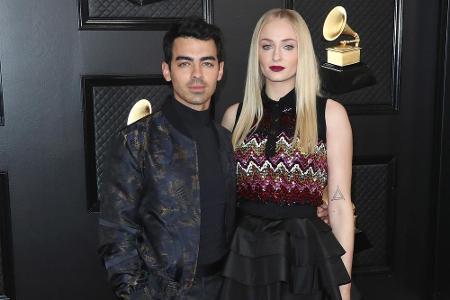 Auch Bruder Joe Jonas (30) machte in seinem bedruckten Anzug eine gute Figur. Das Outfit von Ehefrau und 