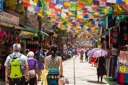 Die Hauptstadt Kathmandu liegt in einem Tal inmitten des Himalaya-Gebirges. Im Zentrum der wunderschönen Altstadt ist der Du...