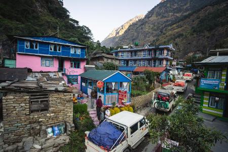 Der Straßenverkehr in Nepal ist äußerst chaotisch und es gibt regelmäßig Staus. Zu viele Fahrzeuge schlängeln sich durch die...