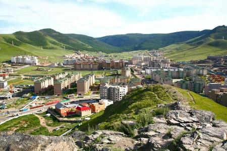 Die Hauptstadt heißt Ulaanbaatar und ist die kälteste Hauptstadt der Welt. In den Wintermonaten fällt hier die Temperatur au...
