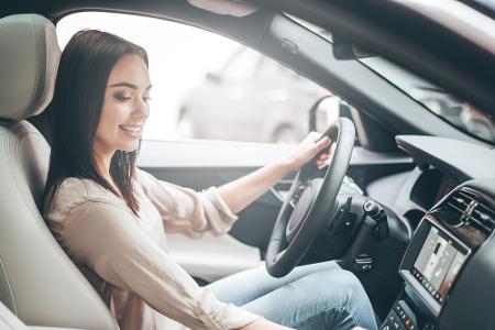 Die elektronische Ausstattung moderner Autos erleichtert den Alltag, zum Beispiel sorgt die Sitzheizung für kuschelige Wärme...