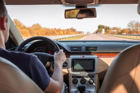 Das vorausschauende Fahren steht damit im Verbund. Bremsen Sie rechtzeitig und geben Sie nicht zu viel Gas. Auch diese Maßna...