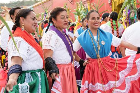 In Oaxaca City, der Hauptstadt der gleichnamigen Region, verkaufen Einheimische selbstgenähte Kleidung und Schmuck. Viele Me...