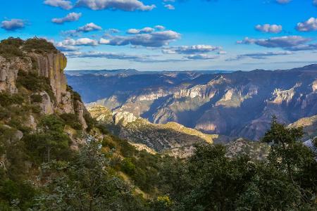 Im Staat Chihuahua liegt der Copper Canyon, der durch eine wunderschöne Landschaft besticht. Hier können Urlauber den zweith...