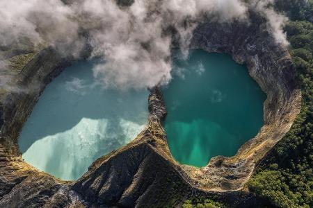 Die Hauptsehenswürdigkeiten auf der Insel Flores sind atemberaubend schöne Strände. Aber auch die Kraterseen des Gunung Keli...