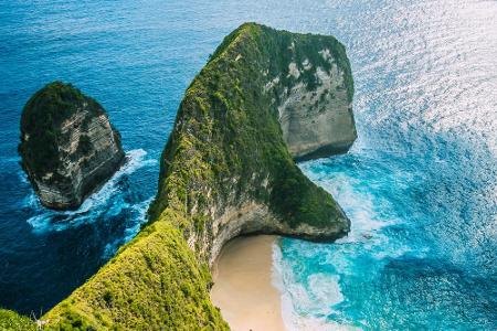 Nusa Penida ist nur 20 Kilometer lang - wartet aber mit einer wunderschönen Landschaft auf. Das Highlight sind spektakuläre ...