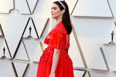 Schauspielerin Rachel Weisz setzte 2019 auf Knallrot im Nonnen-Stil. Doch der kurze Latex-Überwurf mit dem ausgebeult wirken...