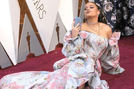 Auch das Kleid von US-Sängerin Andra Day kam 2018 nicht gut an. Dass sie sich zusätzlich auf dem roten Teppich niederließ, m...