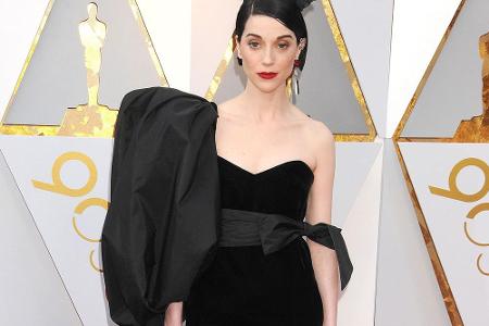 Bei Sängerin St. Vincent hatte man hingegen den Eindruck, ein Teil ihres Outfits würde fehlen. Das brachte ihr 2018 einen Pl...