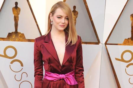 Überraschenderweise fiel Emma Stones Outfit-Wahl 2018 durch. Statt in einer schicken Abendrobe erschien sie schon fast leger...