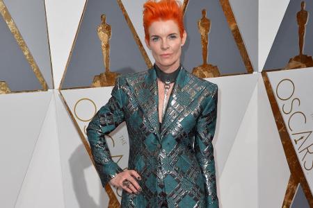Auch die Hommage an David Bowie von Kostümdesignerin Sandy Powell fiel 2016 bei den Mode-Experten durch. Vor allem die breit...