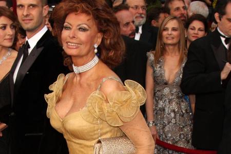 Sophia Lorens gelbes Armani-Kleid fand 2009 wenige Fans. Die Rüschen waren einfach überall!