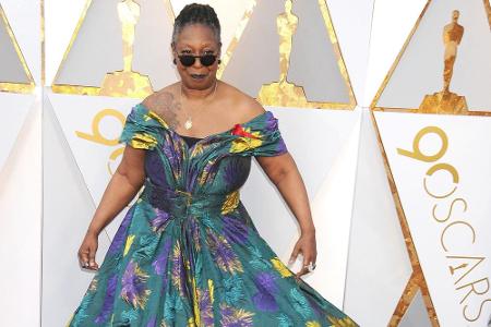 Whoopi Goldberg ist nicht gerade für ihre Stilsicherheit bekannt. Bei den Oscars 2018 fiel ihr Look samt Sonnenbrille durch....