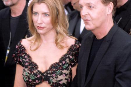 Heather Mills wagte sich an der Seite ihres damaligen Ehemannes Paul McCartney bauchfrei auf den roten Teppich der Oscars. E...