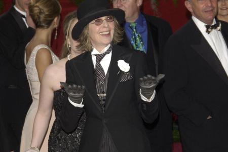 Diane Keaton ist immer für eine Überraschung gut. 2004 erschien sie in einem Anzug von Ralph Lauren, inklusive Handschuhe un...