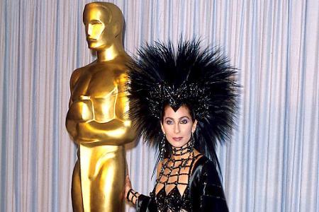 Über ein Jahrzehnt früher, 1986, sorgte Cher mit diesem schwarzen Ensemble für Aufsehen - ihr Kopfschmuck stammte bereits da...