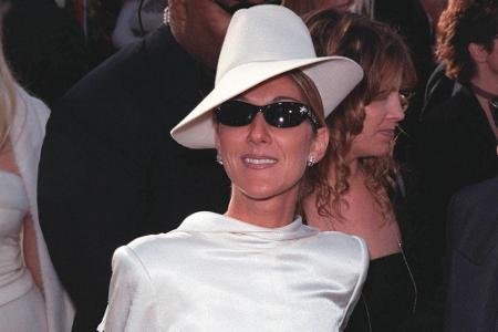 Céline Dion griff 1999 daneben. Von vorne sah ihre Anzug-Kombination wie eine Zwangsjacke aus...