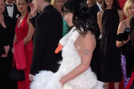 Björk und ihr Schwan-Outfit sind aber wohl nie zu toppen. Damit zog sie 2001 alle Blicke auf sich - wie man auch hier im Hin...