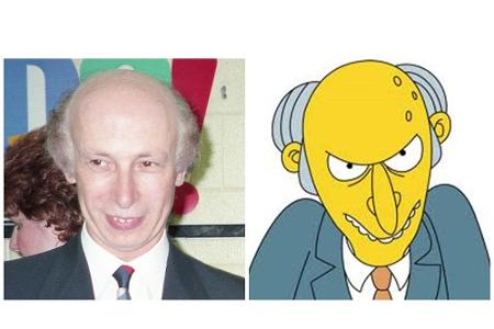 Anzug, Krawatte und Halbglatze: Der Herr links im Bild könnte der nicht ganz so mürrische Bruder von Geizhals Mr. Burns sein.