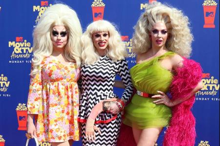 Neben Edwards (re.) haben auch die Drag Queens Trixie Mattel (li.,30) und Katya (37) auf dem TV-Sender Viceland in den USA i...