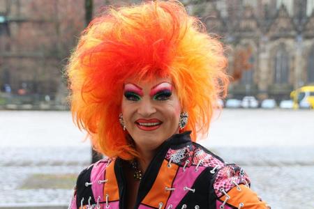 Oliver Knöbel (49) hat die Drag-Kultur in Deutschland populär gemacht - als Olivia Jones. Die 1,95 Meter große Drag Queen is...