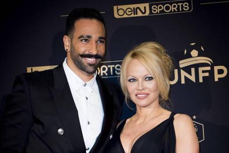 Pamela Anderson und Adil Rami: Zur gleichen Zeit verkündet die Schauspielerin ihr Beziehungs-Aus mit dem Fußballer. Nach zwe...