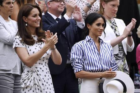 Aufsehen erregte die Herzogin von Sussex auch in Wimbledon: Abgesehen von der Hose trug sie gegen die Vorschrift auf der Tri...