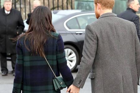 Finden Sie den Fehler auf diesem Bild? Es ist die Art wie Meghan ihre Tasche trägt: Royale Damen dürfen ihre Handtaschen nic...