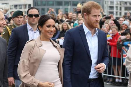 Herzogin Meghan hat seit den Baby-News eine Menge schöner Looks wie zum Beispiel diese Kombi aus einem Burberry-Trenchcoat u...