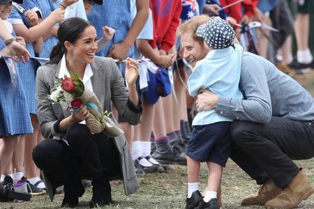 Für einen Farmbesuch entschied sich Meghan für einen grauen Oversized-Blazer, eine weiße Bluse von Maison Kitsune und eine s...