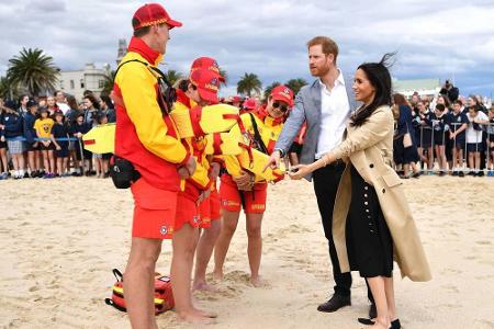 Am Strand von Melbourne schlüpfte sie in ein schwarzes Kleid der kanadischen Marke Club Monaco, die goldenen Knopfdetails so...