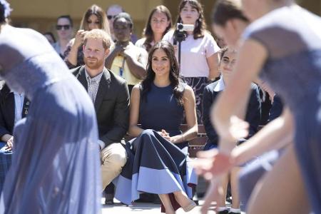 Außerdem besuchte sie gemeinsam mit Prinz Harry eine Mädchenschule und präsentierte dabei ein mädchenhaftes Midi-Kleid von R...