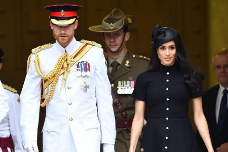Bei einer Gedenkzeremonie in Sydney wurde es elegant: Ihr schwarzes Kleid von Emilia Wickstead kombinierte Herzogin Meghan m...