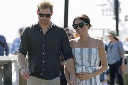 An Tag sieben ihrer Australien-Reise betonte Herzogin Meghan ihren Babybauch nicht nur mit ihrer Hand, sondern auch mit eine...