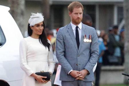 Bei ihrer Ankunft auf den Fidschi-Inseln trug Herzogin Meghan ein weißes Kleid des australischen Labels Zimmermann, einen Hu...