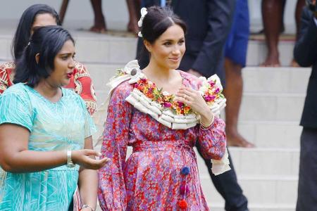 In Suva, der Hauptstadt Fidschis, trug Herzogin Meghan für ihren Auftritt auf dem Marktplatz ein pinkes Rüschenkleid in Wick...